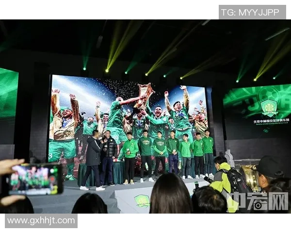 足球明星组合的魅力与影响力探讨及其对球迷文化的推动作用 足球明星组合的魅力与影响力探讨及其对球迷文化的推动作用