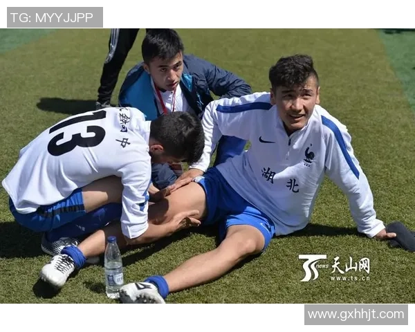 足球明星腿抽筋却依然舞动全场展现非凡魅力与坚持精神