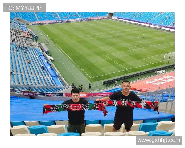 足球明星街头亲民互动瞬间展现真实魅力与球迷情感交流