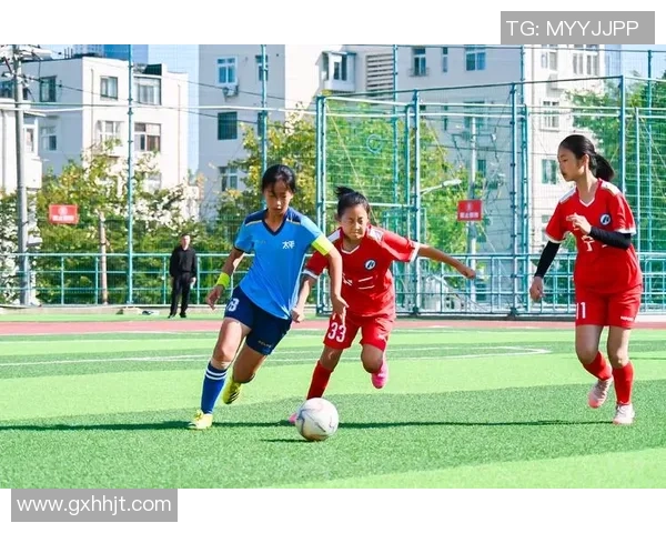 足球明星获奖时与女粉丝合影展现温馨瞬间与青春活力